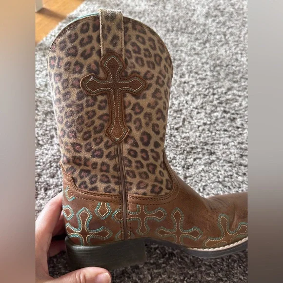 Ariat girls boots, Size 1 Leopard Print and Brown Cowgirl Boots square toe - Picture 8 of 8